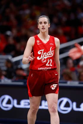 INDIANAPOLIS, IN - MAY 15: Indiana Fever guard Caitlin Clark (22) talks with her team during a WNBA, Basketball Damen, USA game between the Washington Mystics and Indiana Fever on May 15 2026 at Gainbridge Fieldhouse in Indianapolis, IN. (Photo by Jeffrey Brown Icon Sportswire) WNBA: MAY 15 Washington Mystics at Indiana Fever EDITORIAL USE ONLY Icon051526004