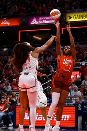 INDIANAPOLIS, IN - MAY 15: Indiana Fever center-forward Aliyah Boston (7) fires up her jump shot over Washington Mystics forward Kiki Iriafen (44) during a WNBA, Basketball Damen, USA game between the Washington Mystics and Indiana Fever on May 15 2026 at Gainbridge Fieldhouse in Indianapolis, IN. (Photo by Jeffrey Brown Icon Sportswire) WNBA: MAY 15 Washington Mystics at Indiana Fever EDITORIAL USE ONLY Icon051526006