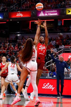 INDIANAPOLIS, IN - MAY 15: Indiana Fever center-forward Aliyah Boston (7) goes up with her shot while defended by Washington Mystics forward Kiki Iriafen (44) during a WNBA, Basketball Damen, USA game between the Washington Mystics and Indiana Fever on May 15 2026 at Gainbridge Fieldhouse in Indianapolis, IN. (Photo by Jeffrey Brown Icon Sportswire) WNBA: MAY 15 Washington Mystics at Indiana Fever EDITORIAL USE ONLY Icon051526011