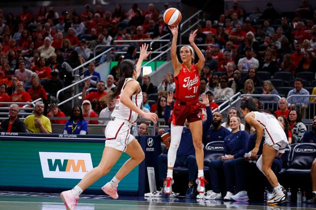 INDIANAPOLIS, IN - MAY 15: Indiana Fever guard Lexie Hull (10) fires up her jump shot from the corner over Washington Mystics guard Sonia Citron (22) during a WNBA, Basketball Damen, USA game between the Washington Mystics and Indiana Fever on May 15 2026 at Gainbridge Fieldhouse in Indianapolis, IN. (Photo by Jeffrey Brown Icon Sportswire) WNBA: MAY 15 Washington Mystics at Indiana Fever EDITORIAL USE ONLY Icon051526012