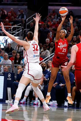 INDIANAPOLIS, IN - MAY 15: Indiana Fever forward Monique Billings (25) fires up her jump shot from the corner during a WNBA, Basketball Damen, USA game between the Washington Mystics and Indiana Fever on May 15 2026 at Gainbridge Fieldhouse in Indianapolis, IN. (Photo by Jeffrey Brown Icon Sportswire) WNBA: MAY 15 Washington Mystics at Indiana Fever EDITORIAL USE ONLY Icon051526013