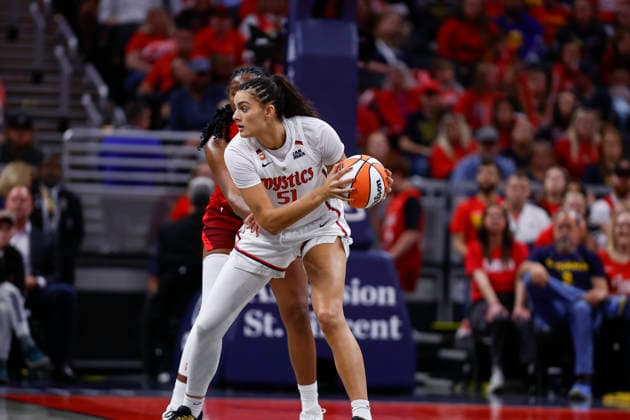 INDIANAPOLIS, IN - MAY 15: Washington Mystics center Lauren Betts (51) looks to make a pass during a WNBA, Basketball Damen, USA game between the Washington Mystics and Indiana Fever on May 15 2026 at Gainbridge Fieldhouse in Indianapolis, IN. (Photo by Jeffrey Brown Icon Sportswire) WNBA: MAY 15 Washington Mystics at Indiana Fever EDITORIAL USE ONLY Icon051526014