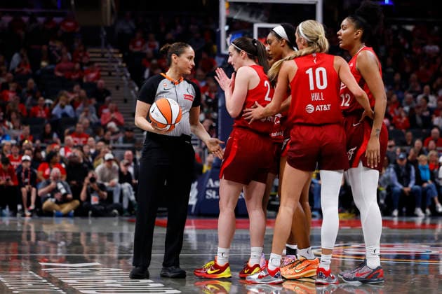 INDIANAPOLIS, IN - MAY 15: Indiana Fever guard Caitlin Clark (22) talks with the referee during a WNBA, Basketball Damen, USA game between the Washington Mystics and Indiana Fever on May 15 2026 at Gainbridge Fieldhouse in Indianapolis, IN. (Photo by Jeffrey Brown Icon Sportswire) WNBA: MAY 15 Washington Mystics at Indiana Fever EDITORIAL USE ONLY Icon051526016