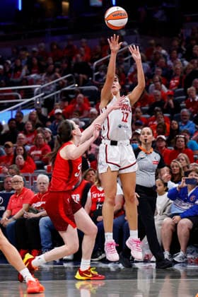 INDIANAPOLIS, IN - MAY 15: Washington Mystics guard Sonia Citron (22) fires up her jump shot over Indiana Fever guard Caitlin Clark (22) during a WNBA, Basketball Damen, USA game between the Washington Mystics and Indiana Fever on May 15 2026 at Gainbridge Fieldhouse in Indianapolis, IN. (Photo by Jeffrey Brown Icon Sportswire) WNBA: MAY 15 Washington Mystics at Indiana Fever EDITORIAL USE ONLY Icon051526018