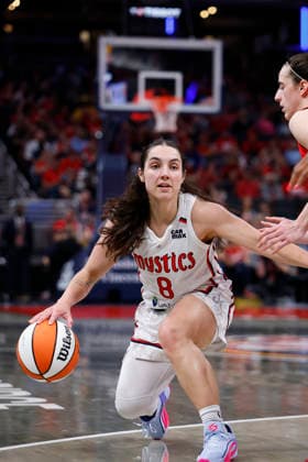 INDIANAPOLIS, IN - MAY 15:Washington Mystics guard Georgia Amoore (8) brings the ball up court while defended by Indiana Fever guard Caitlin Clark (22) during a WNBA, Basketball Damen, USA game between the Washington Mystics and Indiana Fever on May 15 2026 at Gainbridge Fieldhouse in Indianapolis, IN. (Photo by Jeffrey Brown Icon Sportswire) WNBA: MAY 15 Washington Mystics at Indiana Fever EDITORIAL USE ONLY Icon051526020