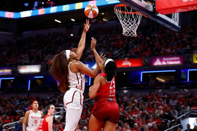 INDIANAPOLIS, IN - MAY 15: Washington Mystics forward Kiki Iriafen (44) goes up with her shot from the lane over Indiana Fever forward Monique Billings (25) during a WNBA, Basketball Damen, USA game between the Washington Mystics and Indiana Fever on May 15 2026 at Gainbridge Fieldhouse in Indianapolis, IN. (Photo by Jeffrey Brown Icon Sportswire) WNBA: MAY 15 Washington Mystics at Indiana Fever EDITORIAL USE ONLY Icon051526021