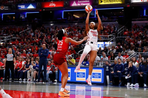 INDIANAPOLIS, IN - MAY 15: Washington Mystics forward Kiki Iriafen (44) with the fade away shot over Indiana Fever forward Monique Billings (25) during a WNBA, Basketball Damen, USA game between the Washington Mystics and Indiana Fever on May 15 2026 at Gainbridge Fieldhouse in Indianapolis, IN. (Photo by Jeffrey Brown Icon Sportswire) WNBA: MAY 15 Washington Mystics at Indiana Fever EDITORIAL USE ONLY Icon051526022