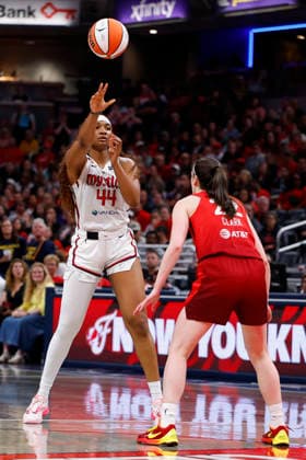 INDIANAPOLIS, IN - MAY 15: Washington Mystics forward Kiki Iriafen (44) throws a pass over Indiana Fever guard Caitlin Clark (22) during a WNBA, Basketball Damen, USA game between the Washington Mystics and Indiana Fever on May 15 2026 at Gainbridge Fieldhouse in Indianapolis, IN. (Photo by Jeffrey Brown Icon Sportswire) WNBA: MAY 15 Washington Mystics at Indiana Fever EDITORIAL USE ONLY Icon051526026