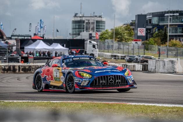 Der Mercedes-AMG GT3 mit der Startnummer 3 des Mercedes-AMG Team Verstappen Racing durchfährt die Boxengasse bzw. den Streckenbereich am Nürburgring. Das Fahrzeug Daniel Juncadella & Jules Gounon & Lucas Auer & Max Verstappen (Mercedes-AMG Team Verstappen Racing) trägt ein markantes blau-rotes Red Bull-Livery mit Spider-Man-Motiv und ist mit Sponsoren wie Gran Turismo, Viaplay, H&R und Sparco beklebt. Im Hintergrund sind die charakteristischen Gebäude des Nürburgrings sowie das AMG-Logo sichtbar. Mercedes-AMG GT3 3 von Verstappen Racing auf dem Nürburgring *** The Mercedes AMG GT3 with the starting number 3 of the Mercedes AMG Team Verstappen Racing drives through the pit lane or the track area at the Nürburgring The vehicle Daniel Juncadella Jules Gounon Lucas Auer Max Verstappen Mercedes AMG Team Verstappen Racing wears a striking blue and red Red Bull livery with Spider Man motif and is decorated with sponsors such as Gran Turismo, Viaplay, H R and Sparco The characteristic buildings of the Nürburgring and the AMG logo are visible in the background Mercedes AMG GT3 3 from Verstappen Racing at the Nürburgring Copyright: xMichaelxSchäferx