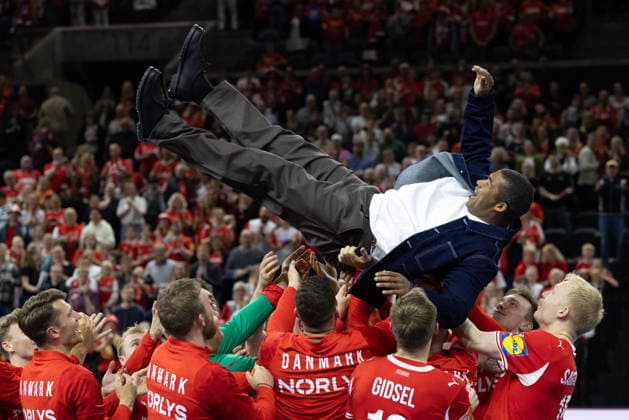 Handballspiel Dänemark gegen Deutschland am 15.5.2026 Handballspiel Dänemark gegen Deutschland am 15.5.2026 Kopenhagen, Dänemark 15.5.2026: Mads Mensa wird von Dänemarks Nationalspielern gefeiert nach dem Handball Länderspiel zwischen Dänemark und Deutschland, welches Dänemark mit 36:28 gewann. Foto Christian Ender
