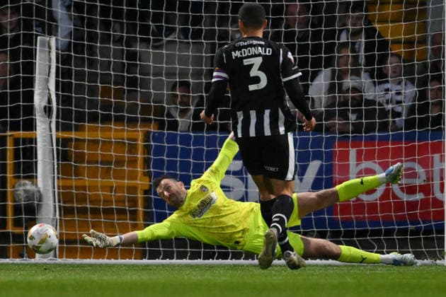 Notts County v Chesterfield - Sky Bet League Two Play-Off Semi Final Second Leg James Belshaw of Notts County makes a diving save during the Sky Bet League 2 Play Off Semi Final 2nd Leg between Notts County and Chesterfield at Meadow Lane in Nottingham, United Kingdom, on May 15, 2026. Nottingham Nottinghamshire United Kingdom  Copyright: xMIxNewsx originalFilename:fletcher-nottscou260515_np4gt.jpg