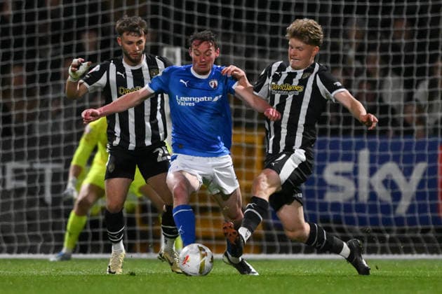 Notts County v Chesterfield - Sky Bet League Two Play-Off Semi Final Second Leg Liam Mandeville of Chesterfield is under pressure from Scott Robertson of Notts County during the Sky Bet League 2 Play Off Semi Final 2nd Leg between Notts County and Chesterfield at Meadow Lane in Nottingham, United Kingdom, on May 15, 2026. Nottingham Nottinghamshire United Kingdom  Copyright: xMIxNewsx originalFilename:fletcher-nottscou260515_npP9a.jpg