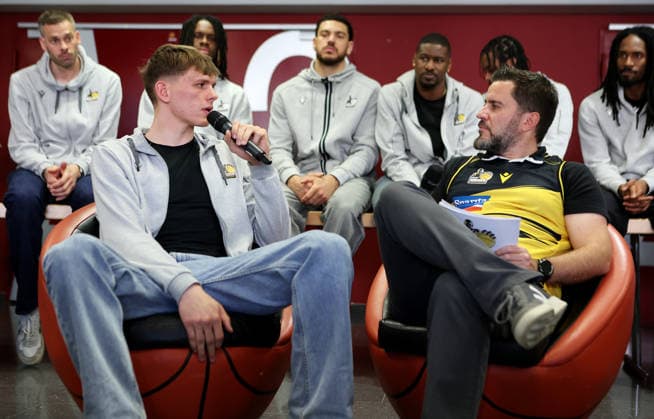 15 05 2026, Germany, Stuttgart, Basketball MHP Riesen Ludwigsburg end of season, f l Julis Baumer, presenter Sebastian Menzel