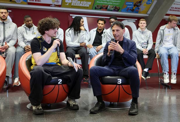 15 05 2026, Germany, Stuttgart, Basketball MHP Riesen Ludwigsburg end of season, from l Presenter Aaron Marian Glock and CEO Alexander Reil
