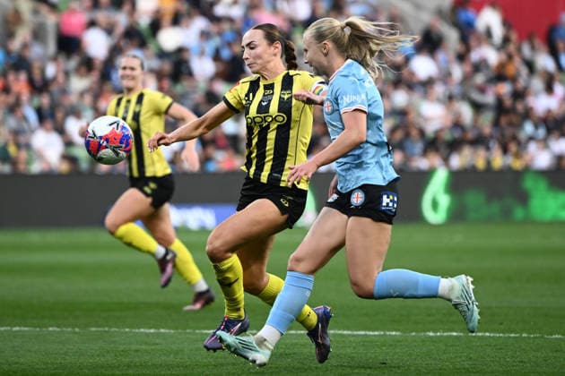 ALEAGUE WOMENS GRAND FINAL, Mackenzie Barry of the Phoenix and Holly McNamara of Melbourne City compete for the ball during the A-League Women Grand Final match between Melbourne City and Wellington Phoenix at in Melbourne, Saturday, May 16, 2026. ( NO ARCHIVING, EDITORIAL USE ONLY MELBOURNE VICTORIA AUSTRALIA  Copyright: xJOELxCARRETTx 20260516146939620603