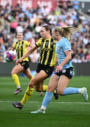 ALEAGUE WOMENS GRAND FINAL, Mackenzie Barry of the Phoenix and Holly McNamara of Melbourne City compete for the ball during the A-League Women Grand Final match between Melbourne City and Wellington Phoenix at in Melbourne, Saturday, May 16, 2026. ( NO ARCHIVING, EDITORIAL USE ONLY MELBOURNE VICTORIA AUSTRALIA  Copyright: xJOELxCARRETTx 20260516165730932360