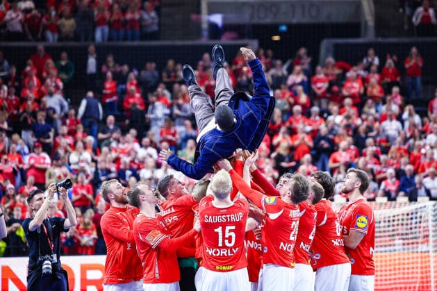 15 05 2026, xIAJx, handball, international match, test match, Denmark Germany, Royal Arena Copenhagen Mads Mensah Larsen Denmark 22 was dismissed from the national team after the match The team celebrates him once again Denmark