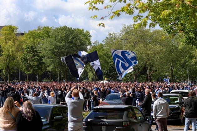 16.05.2026, GER, Fussball, Herren, 3. Liga, Saison 2025 2026, MSV Duisburg - Viktoria Köln der Fanmarsch des MSV Duisburg vor dem Spiel Duisburg schauinsland-reisen-Arena Nordrhein-Westfalen Deutschland *** 16 05 2026, GER, Football, Men, 3 Liga, Season 2025 2026, MSV Duisburg Viktoria Köln the fan march of MSV Duisburg before the match Duisburg schauinsland reisen Arena Nordrhein Westfalen Germany Copyright: xAdrianxSchlüterx