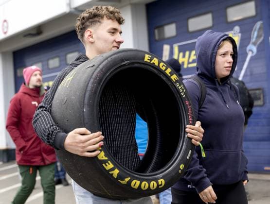 NÜRBURG - A race fan with a band in the Nürburgring paddock. Max Verstappen is participating in the 24 Hours of Nürburgring together with his teammates Austrian Lucas Auer, Andorran Jules Gounon, and Spaniard Daniel Juncadella. SANDER KONING ANP xVIxANPxSportx xxANPxIVx 558430292 originalFilename: 558430292.jpg