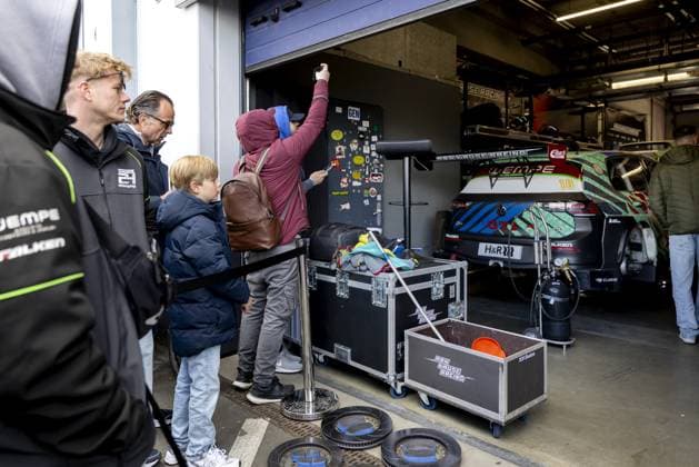 NÜRBURG - Race fans in the Nürburgring paddock. Max Verstappen is participating in the 24 Hours of Nürburgring together with his teammates Austrian Lucas Auer, Andorran Jules Gounon, and Spaniard Daniel Juncadella. SANDER KONING ANP xVIxANPxSportx xxANPxIVx 558430299 originalFilename: 558430299.jpg