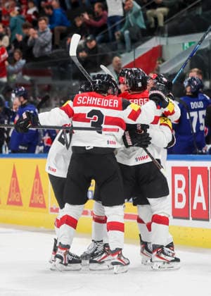 Ice hockey, Eishockey - IIHF WC 2026 ZURICH,SWITZERLAND,16.MAY.26 - ICE HOCKEY - IIHF Ice Hockey World Championship, WM, Weltmeisterschaft 2026, group stage, Austria vs Great Britain. Image shows the rejoicing of AUT.  GEPAxpictures xMaticxKlansek