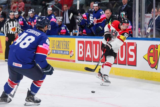 Ice hockey, Eishockey - IIHF WC 2026 ZURICH,SWITZERLAND,16.MAY.26 - ICE HOCKEY - IIHF Ice Hockey World Championship, WM, Weltmeisterschaft 2026, group stage, Austria vs Great Britain. Image shows Johnny Curran (GBR) and Clemens Unterweger (AUT).  GEPAxpictures xMaticxKlansek