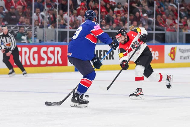 Ice hockey, Eishockey - IIHF WC 2026 ZURICH,SWITZERLAND,16.MAY.26 - ICE HOCKEY - IIHF Ice Hockey World Championship, WM, Weltmeisterschaft 2026, group stage, Austria vs Great Britain. Image shows Nathanael Halbert (GBR) and Peter Schneider (AUT).  GEPAxpictures xMaticxKlansek