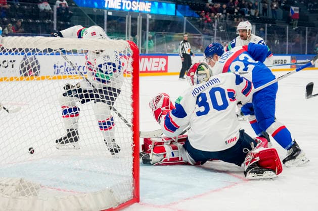 FRIBOURG, SWITZERLAND MAY 16 goalkeeper Tobias Normann of Norway C saves on Adam Liska of Slovakia R during the 2026 IIHF Ice Hockey World Championship Switzerland game between Slovakia and Norway at BCF Arena on May 16, 2026 in Fribourg, Fribourg Fribourg BCF Arena Fribourg Switzerland Copyright: xJustPictures.ch JarixPestelaccix jp-en-EuSpIm-JP6_JAR_Slovakia_Norway_16May2026_00017