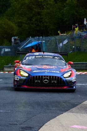 The Mercedes AMG GT3 with the starting number 3 of the Mercedes AMG Team Verstappen Racing approaches the camera head-on on the Nordschleife at the Nürburgring The vehicle wears a striking blue and red Red Bull livery with AMG and Gran Turismo sponsoring and shines with its headlights switched on on the wet asphalt Sparco and H R logos are clearly visible on the front of the vehicle Daniel Juncadella Jules Gounon Lucas Auer Max Verstappen Mercedes AMG Team Verstappen Racing Mercedes AMG GT3 3 from Verstappen Racing on the Nordschleife Copyright: xspeedshotx