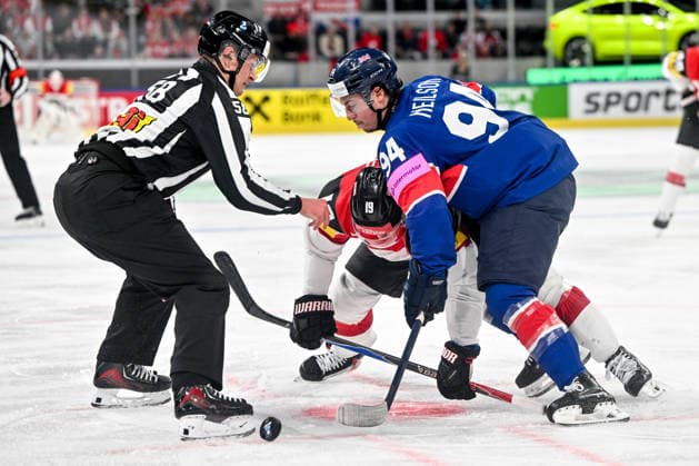 ZURICH, SWITZERLAND MAY 16 Vinzenz Rohrer of Austria and Cade Neilson of Great Britain in a battle for the puck during the 2026 IIHF Ice Hockey World Championship Switzerland game between Great Britain and Austria at Swiss Life Arena on May 16, 2026 in Zurich, Zurich Zurich Swiss Life Arena Zurich Switzerland Copyright: xJustPictures.ch AndreaxBrancax jp-en-EuSpIm-JP7_ANB_GB_AU_16052026_0877