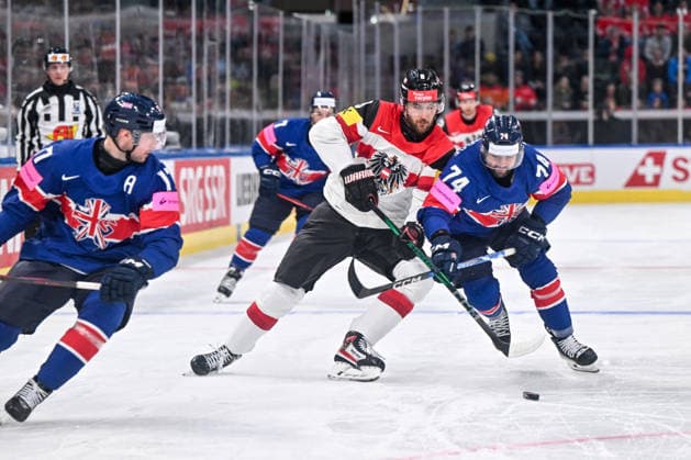 ZURICH, SWITZERLAND MAY 16 Maximilian Rebernig of Austria and Ollie Betteridge of Great Britain R in a battle for the puck during the 2026 IIHF Ice Hockey World Championship Switzerland game between Great Britain and Austria at Swiss Life Arena on May 16, 2026 in Zurich, Zurich Zurich Swiss Life Arena Zurich Switzerland Copyright: xJustPictures.ch AndreaxBrancax jp-en-EuSpIm-JP7_ANB_GB_AU_16052026_1017