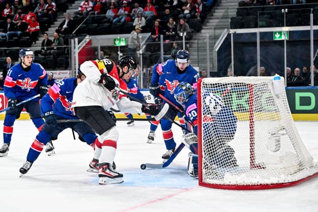 ZURICH, SWITZERLAND MAY 16 Paul Huber of Austria tries to score against goalkeeper Mat Robson of Great Britain R during the 2026 IIHF Ice Hockey World Championship Switzerland game between Great Britain and Austria at Swiss Life Arena on May 16, 2026 in Zurich, Zurich Zurich Swiss Life Arena Zurich Switzerland Copyright: xJustPictures.ch AndreaxBrancax jp-en-EuSpIm-JP7_ANB_GB_AU_16052026_1353