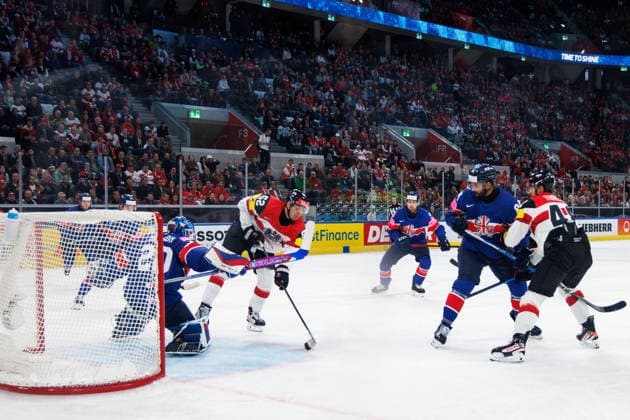 Ice hockey, Eishockey - IIHF WC 2026 ZURICH,SWITZERLAND,16.MAY.26 - ICE HOCKEY - IIHF Ice Hockey World Championship, WM, Weltmeisterschaft 2026, group stage, Austria vs Great Britain. Image shows Mat Robson (GBR) and Paul Huber (AUT).  GEPAxpictures xMaticxKlansek