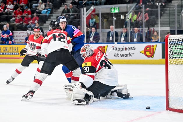 ZURICH, SWITZERLAND MAY 16 goalkeeper David Kickert of Austria makes a save during the 2026 IIHF Ice Hockey World Championship Switzerland game between Great Britain and Austria at Swiss Life Arena on May 16, 2026 in Zurich, Zurich Zurich Swiss Life Arena Zurich Switzerland Copyright: xJustPictures.ch AndreaxBrancax jp-en-EuSpIm-JP7_ANB_GB_AU_16052026_2165