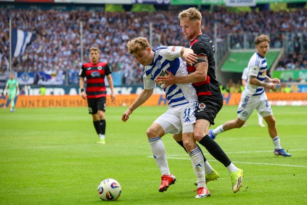 16 05 2026, GER, Football, Men, 3 Liga, Season 2025 2026, MSV Duisburg Viktoria Köln Dominik Kother MSV Duisburg and Lars Dietz Viktoria Köln in the battle for the ball Duisburg schauinsland reisen Arena Nordrhein Westfalen Germany Copyright: xAdrianxSchlüterx