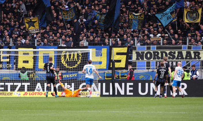 16 05 2026, Soccer, Men, 3 League, Season 2025 2026, 1 FC Saarbrücken FC Hansa Rostock, Maximilian Krauß FC Hansa Rostock scores the goal to 0 1, Goal kick to 0 1 Saarbrücken Ludwigsparkstadion Saarland Germany DEU Copyright: xFabianxKleerx