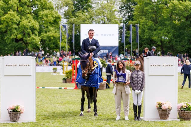 HAMBURG Al Shira aa 95 German Jumping and Dressage DERBY 2026, HAMBURG Al Shira aa 95 German Jumping and Dressage DERBY 2026 VAN OLST Mike BEL , Comme Elle Faut Odth Z Prize giving ceremony Al Shira aa Derby Tour Range Rover presents CSI4 Grand Prix Int jumping competition with jump off 1 50 m Hamburg, Jenischpark, Derby Park Klein Flottbek 16 May 2026