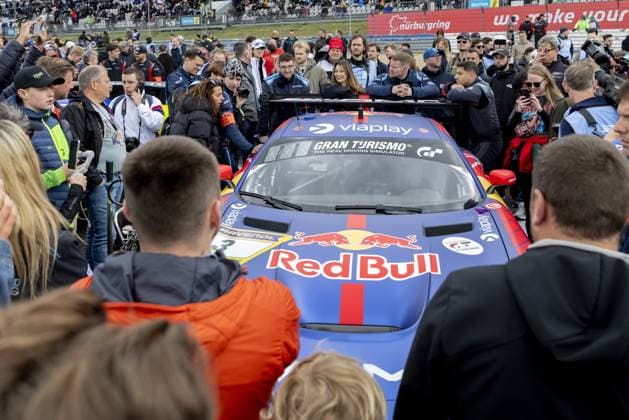 NÜRBURG - Race fans gather around the Team Verstappen Racing Mercedes AMG GT3 ahead of the start of the Nürburgring 24 Hours at the German circuit in the Eifel. Max Verstappen is competing in the Nürburgring 24 Hours together with his teammates Austrian Lucas Auer, Andorran Jules Gounon, and Spaniard Daniel Juncadella. SANDER KONING ANP xVIxANPxSportx xxANPxIVx 558438323 originalFilename: 558438323.jpg
