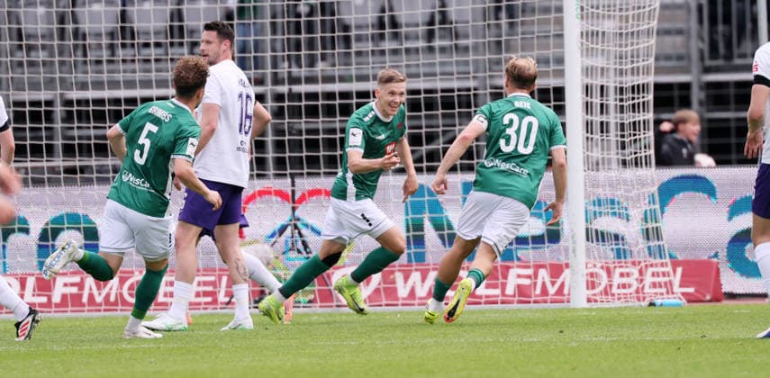 Scheinfurt, 16 05 2026, Sachs Stadion, Soccer, 3 Liga, 38 Matchday , 1 FC Schweinfurt vs FC Erzgebirge Aue , In the picture Goal for Schweinfurt Sebastian Müller Mueller 37, Schweinfurt scores to 1 0 and cheers with teammates , Only for journalistic purposes Only for editorial use , DFB DFL regulations prohibit any use of photographs as image sequences and or quasi video , Picture Point