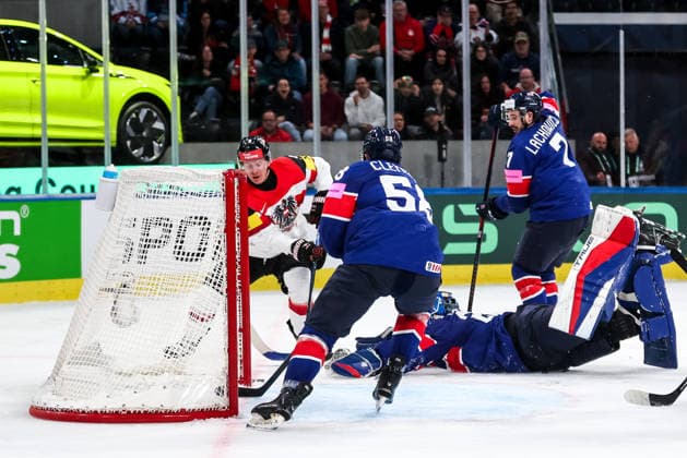 Ice hockey, Eishockey - IIHF WC 2026 ZURICH,SWITZERLAND,16.MAY.26 - ICE HOCKEY - IIHF Ice Hockey World Championship, WM, Weltmeisterschaft 2026, group stage, Austria vs Great Britain. Image shows Leon Wallner (AUT) and Mat Robson (GBR).  GEPAxpictures xMaticxKlansek