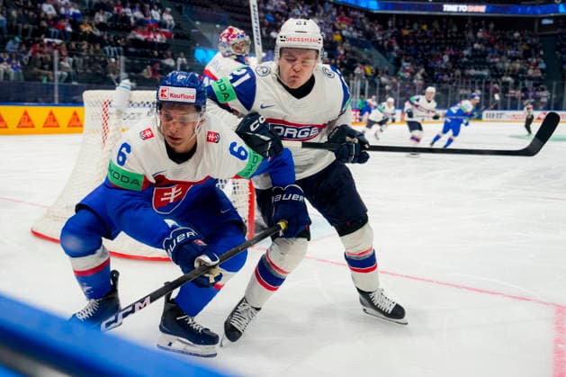 FRIBOURG, SWITZERLAND MAY 16 Jozef Kmec of Slovakia L against Mikkel Eriksen of Norway R during the 2026 IIHF Ice Hockey World Championship Switzerland game between Slovakia and Norway at BCF Arena on May 16, 2026 in Fribourg, Fribourg Fribourg BCF Arena Fribourg Switzerland Copyright: xJustPictures.ch JarixPestelaccix jp-en-EuSpIm-JP6_JAR_Slovakia_Norway_16May2026_00051