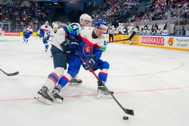 FRIBOURG, SWITZERLAND MAY 16 Mislav Rosandic of Slovakia R against Tinus Luc Koblar of Norway L during the 2026 IIHF Ice Hockey World Championship Switzerland game between Slovakia and Norway at BCF Arena on May 16, 2026 in Fribourg, Fribourg Fribourg BCF Arena Fribourg Switzerland Copyright: xJustPictures.ch JarixPestelaccix jp-en-EuSpIm-JP6_JAR_Slovakia_Norway_16May2026_00057