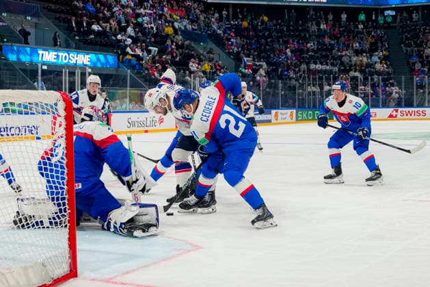 FRIBOURG, SWITZERLAND MAY 16 Sebastian Cederle of Slovakia R helping goalkeeper Samuel Hlavaj of Slovakia against Jacob Berglund of Norway C during the 2026 IIHF Ice Hockey World Championship Switzerland game between Slovakia and Norway at BCF Arena on May 16, 2026 in Fribourg, Fribourg Fribourg BCF Arena Fribourg Switzerland Copyright: xJustPictures.ch JarixPestelaccix jp-en-EuSpIm-JP6_JAR_Slovakia_Norway_16May2026_00064