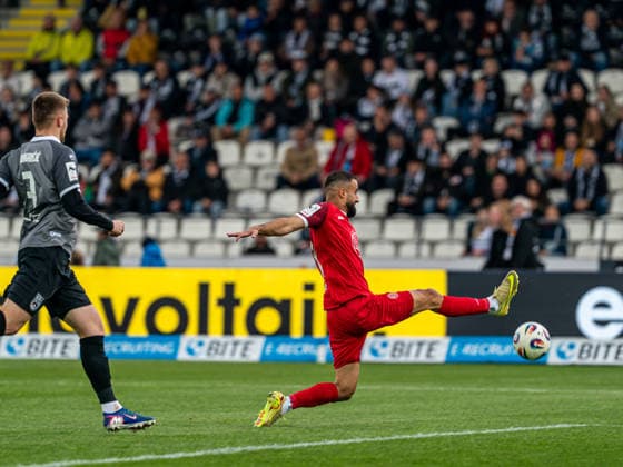 Ramien Safi Rot Weiss Essen, 07 just misses the ball, GER, SSV Ulm 1846 vs Rot Weiss Essen, Football, 3 Liga, Season 2025 2026, 16 05 2026, DFB DFL regulations prohibit any use of photographs as image sequences and or quasi video GER, SSV Ulm 1846 vs Rot Weiss Essen, Football, 3 Liga, Season 2025 2026, 16 05 2026 Ulm Copyright: xMichaelxSchmidt Eibner-Pressefotx EP_MST