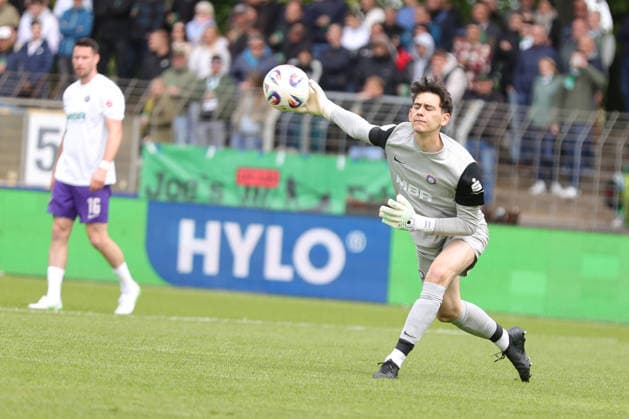 16 05 2026, Soccer, Men, Third League, 38 Matchday 3 League Season 2025 2026 FC Schweinfurt 05 FC Erzgebirge Aue Goalkeeper Louis Lord Erzgebirge Aue, 22 throwing the ball, single picture Schweinfurt Riedel Bau Arena im Sachs Stadio Bayern Unterfranken Germany