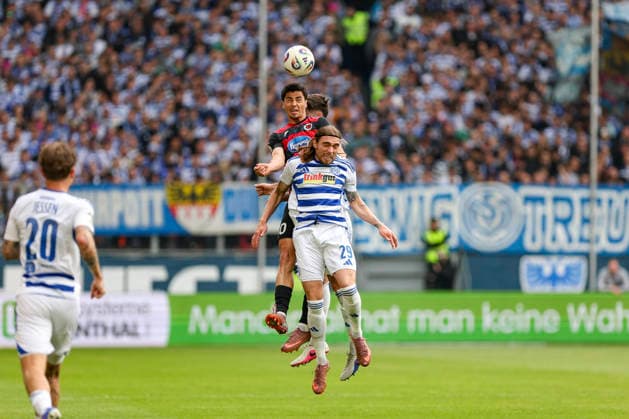 16 05 2026, GER, Soccer, Men, 3 League, Season 2025 2026, MSV Duisburg Viktoria Köln Jakob Sachse Viktoria Köln , Tobias Fleckstein MSV Duisburg and Can Coskun MSV Duisburg fighting for the ball Duisburg schauinsland reisen Arena Nordrhein Westfalen Germany Copyright: xAdrianxSchlüterx