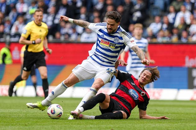 16.05.2026, GER, Fussball, Herren, 3. Liga, Saison 2025 2026, MSV Duisburg - Viktoria Köln Lex Tyger Lobinger (MSV Duisburg) und Tobias Eisenhuth (Viktoria Köln) im Kampf um den Ball Duisburg schauinsland-reisen-Arena Nordrhein-Westfalen Deutschland *** 16 05 2026, GER, Football, Men, 3 Liga, Season 2025 2026, MSV Duisburg Viktoria Köln Lex Tyger Lobinger MSV Duisburg and Tobias Eisenhuth Viktoria Köln in the fight for the ball Duisburg schauinsland reisen Arena Nordrhein Westfalen Germany Copyright: xAdrianxSchlüterx