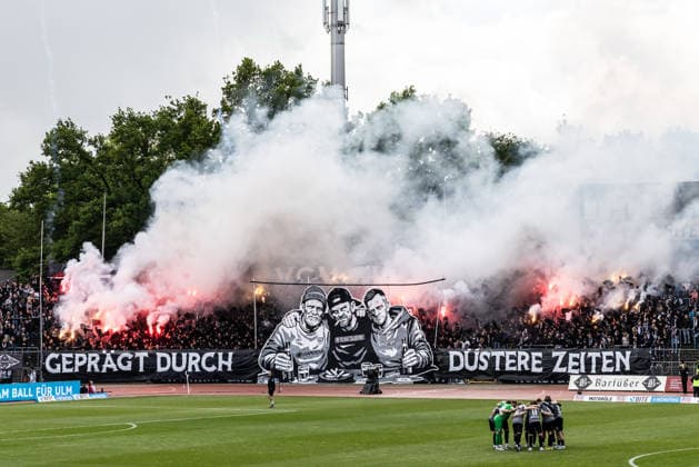 Fussball, Saison 2025 2026, 3. Liga, Donaustadion Ulm, 38. Spieltag, SSV Ulm 1846 Fußball - Rot-Weiss Essen, 16.05.2026 16.05.2026, Fussball, Saison 2025 2026, 3. Liga, Donaustadion Ulm, 38. Spieltag, SSV Ulm 1846 Fußball - Rot-Weiss Essen, Choreo Choreographie der Fans des SSV Ulm im D-Block Donaustadion Foto: Lucca Fundel Ulm Donaustadion Baden-Württemberg Deutschland *** Football, Season 2025 2026, 3 Liga, Donaustadion Ulm, 38 Matchday, SSV Ulm 1846 Football Rot Weiss Essen, 16 05 2026 16 05 2026, Football, Season 2025 2026, 3 Liga, Donaustadion Ulm, 38 Matchday, SSV Ulm 1846 Football Rot Weiss Essen, Choreo Choreography of the fans of SSV Ulm in the D Block Donaustadion Photo Lucca Fundel Ulm Donaustadion Baden Württemberg Germany