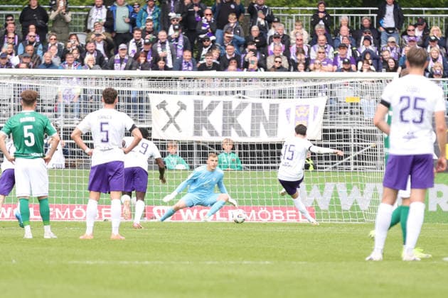16 05 2026, Football, Men, Third League, 38 Matchday 3 League Season 2025 2026 FC Schweinfurt 05 FC Erzgebirge Aue From right Marcel Bär Erzgebirge Aue, 15 scores from the penalty spot against goalkeeper Toni Stahl FC Schweinfurt 05, 01 to 1 1 Schweinfurt Riedel Bau Arena im Sachs Stadio Bayern Unterfranken Germany
