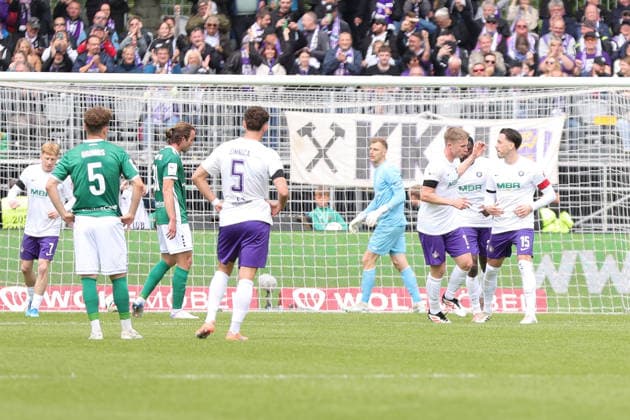 16 05 2026, Football, Men, Third League, 38 Matchday 3 League Season 2025 2026 FC Schweinfurt 05 FC Erzgebirge Aue From right Erzgebirge Aue celebrates the equalizer by Marcel Bär Erzgebirge Aue, 15 Schweinfurt Riedel Bau Arena im Sachs Stadio Bayern Unterfranken Germany